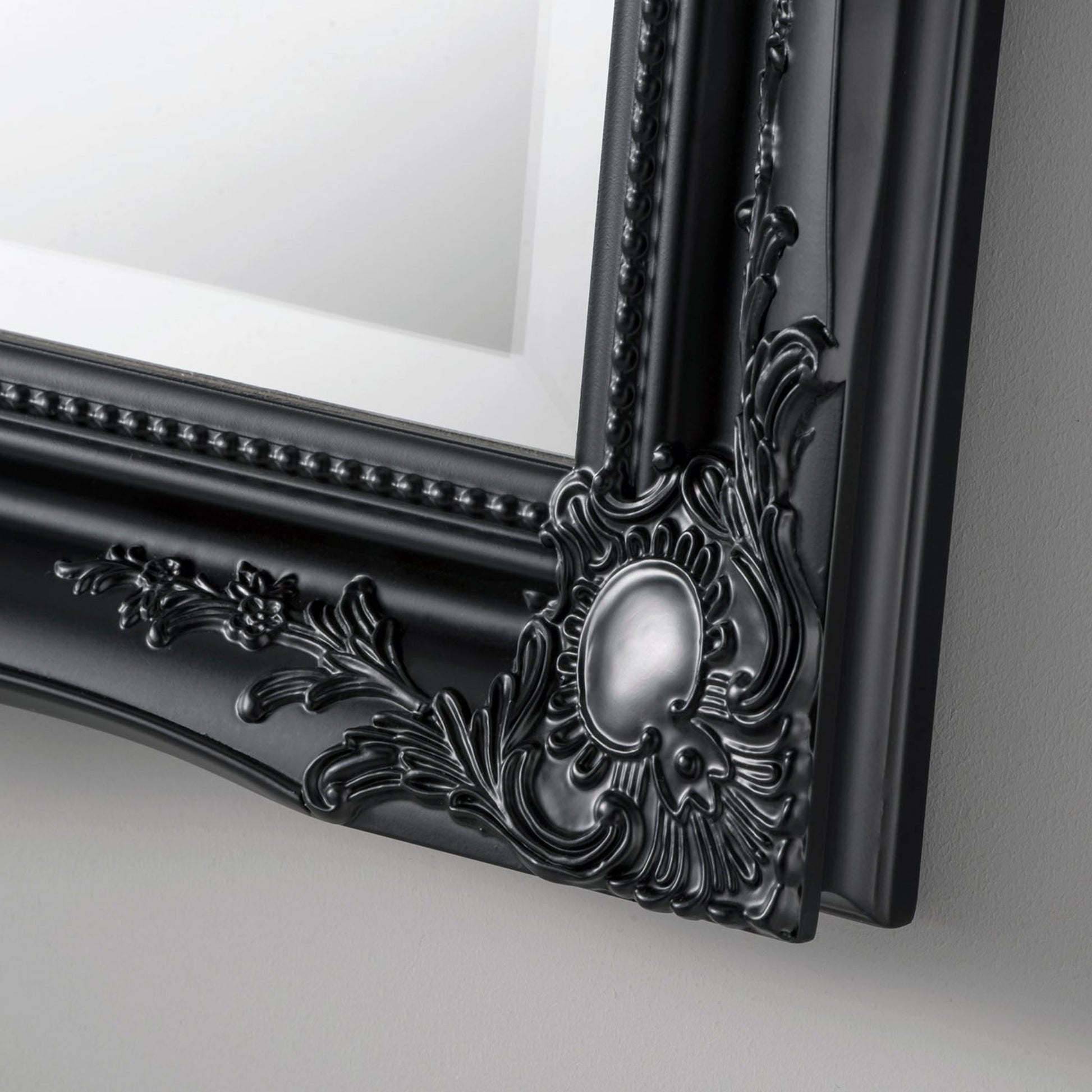 Cheval_Wall_Mirror_in_Black_Detail